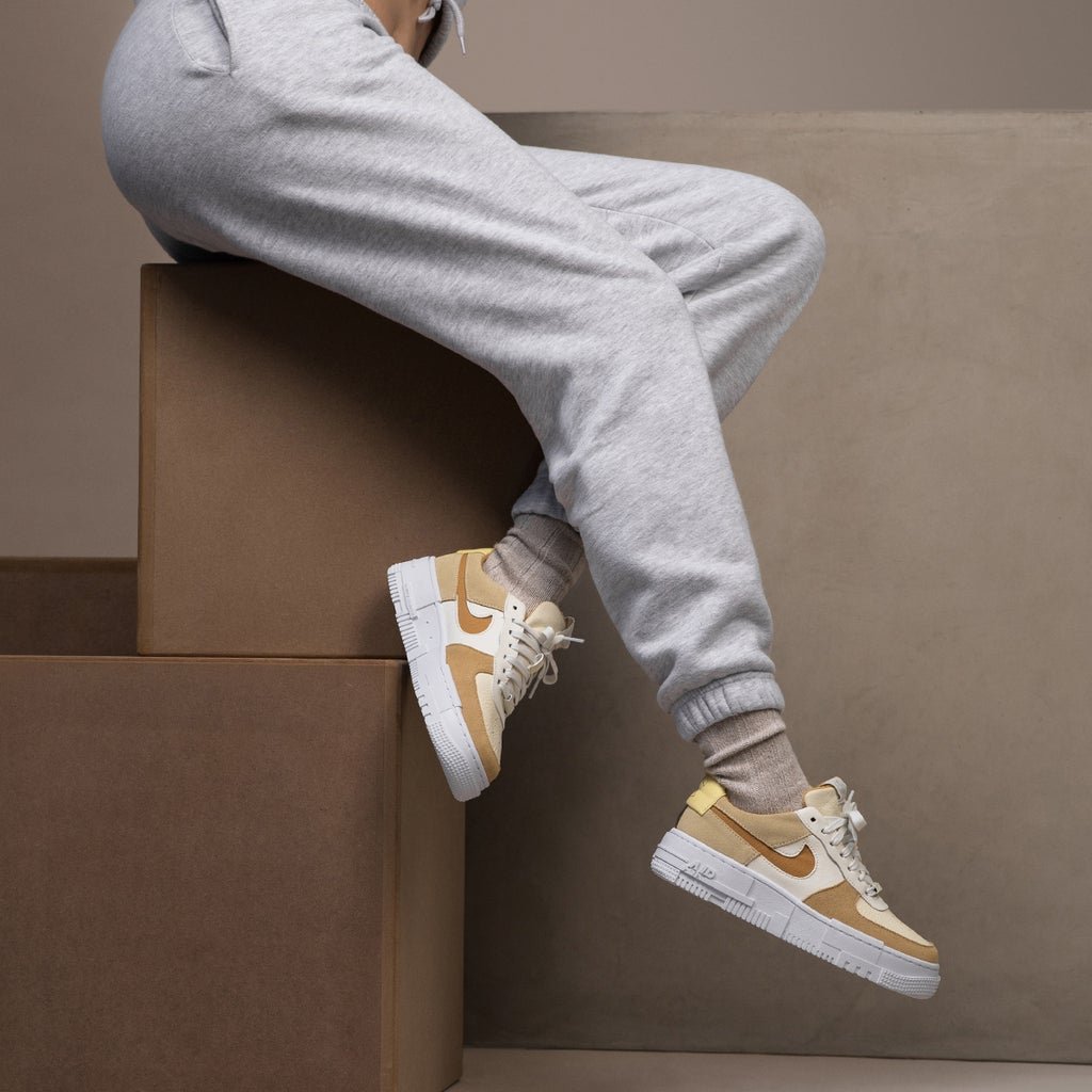 נעלי Air Force 1 Low Pixel Sail Tan - הסטייל החדש שלך! NIKE | ShoeSale