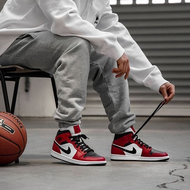 Air Jordan 1 Mid Chicago Black Toe - הכנס סטייל לחיים שלך הדגמים החמים | ShoeSale