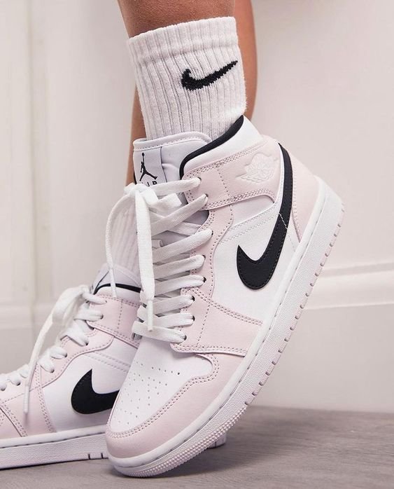 הביאו את הסטייל שלכם לשיא עם Air Jordan 1 Mid Barely Rose! הדגמים החמים | ShoeSale