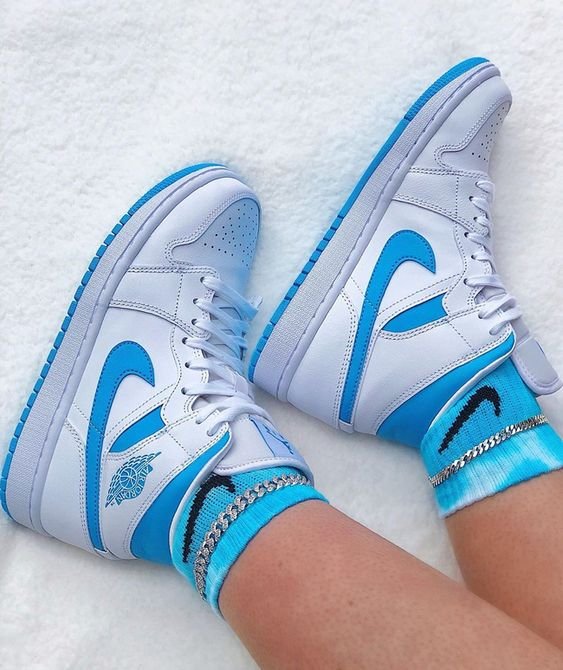 Air Jordan 1 Mid Unc – הופעה בלתי נשכחת בעיצובים המובילים! AIR JORDAN | ShoeSale