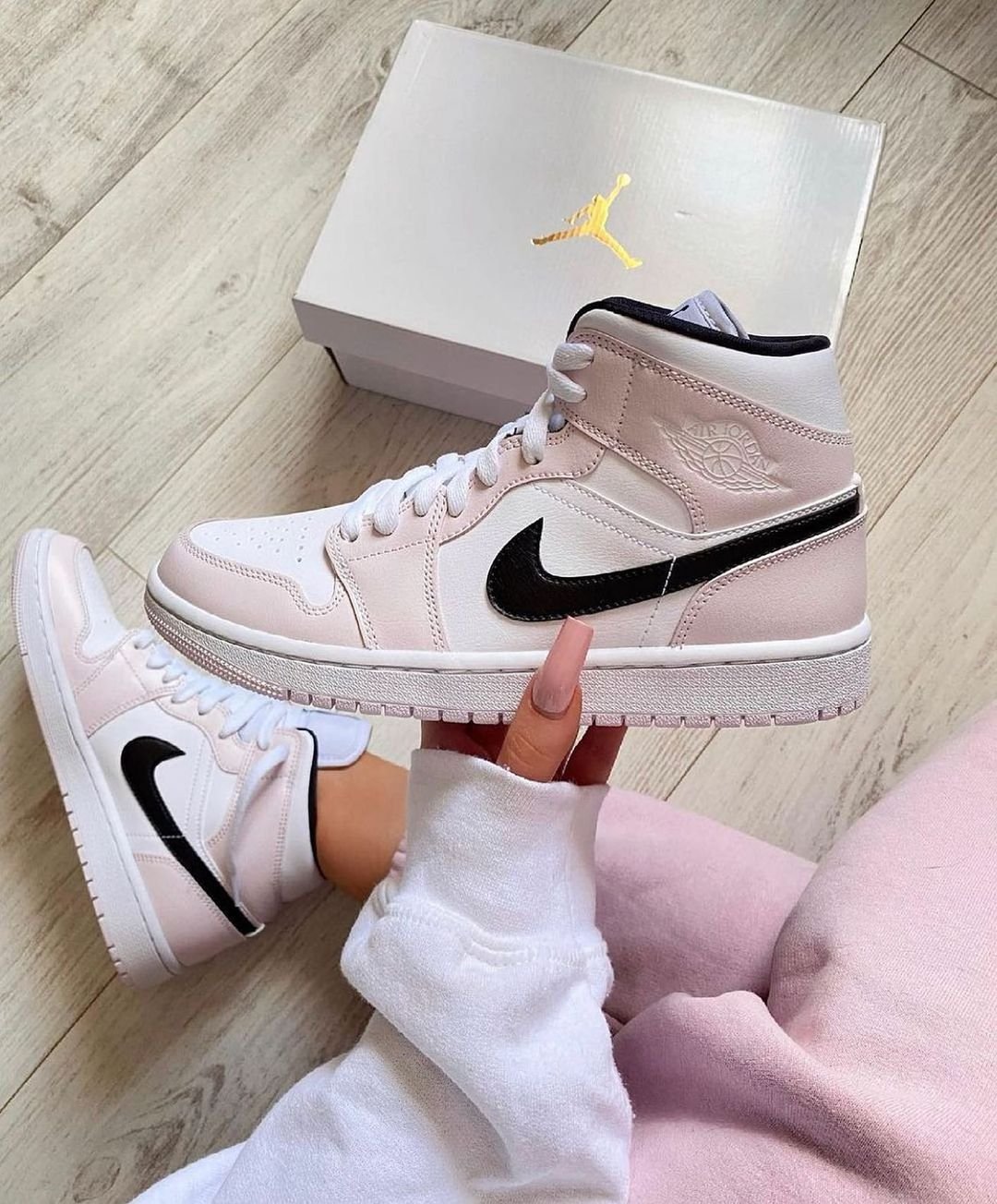 הביאו את הסטייל שלכם לשיא עם Air Jordan 1 Mid Barely Rose! הדגמים החמים | ShoeSale