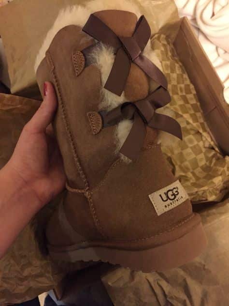 מגפי האג Bailey Bow II Brown - השדרוג המושלם לארון האופנה שלך! UGG | ShoeSale