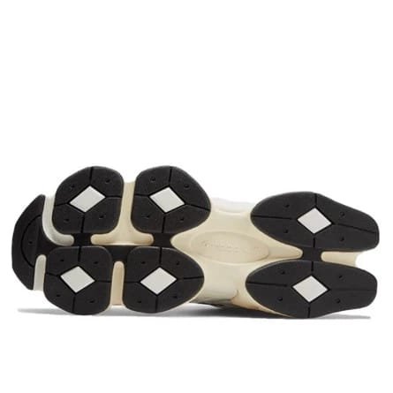 זוג ה-New Balance 9060 White Black שישדרגו את הסטייל שלך! NEW BALANCE | ShoeSale