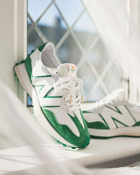כנסו לסטייל החדש עם New Balance 327 CASABLANCA GREEN – תפסו את הטרנד! NEW BALANCE | ShoeSale