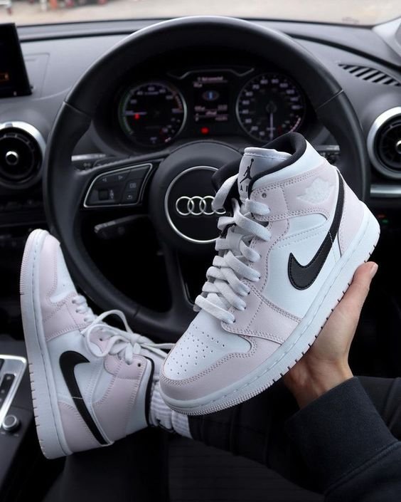 הביאו את הסטייל שלכם לשיא עם Air Jordan 1 Mid Barely Rose! הדגמים החמים | ShoeSale