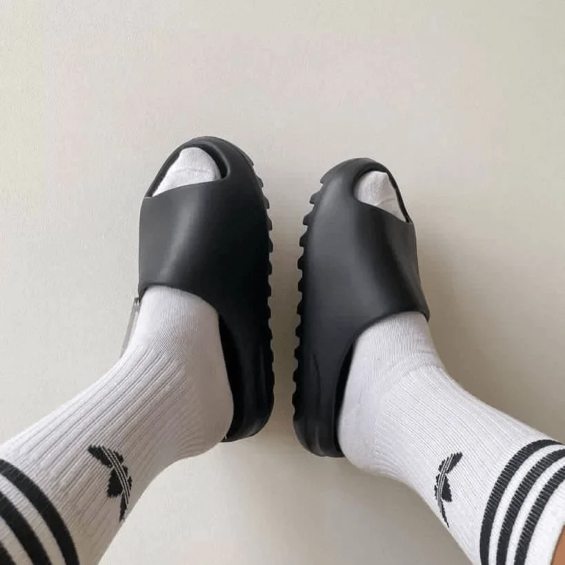 Yeezy Slide Onyx - הגלישה החדשה שלך לאופנה Yeezy | ShoeSale