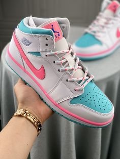 הסניקרס ששמים את הסטייל על המפה – Air Jordan 1 Mid White Pink Green Soar AIR JORDAN | ShoeSale