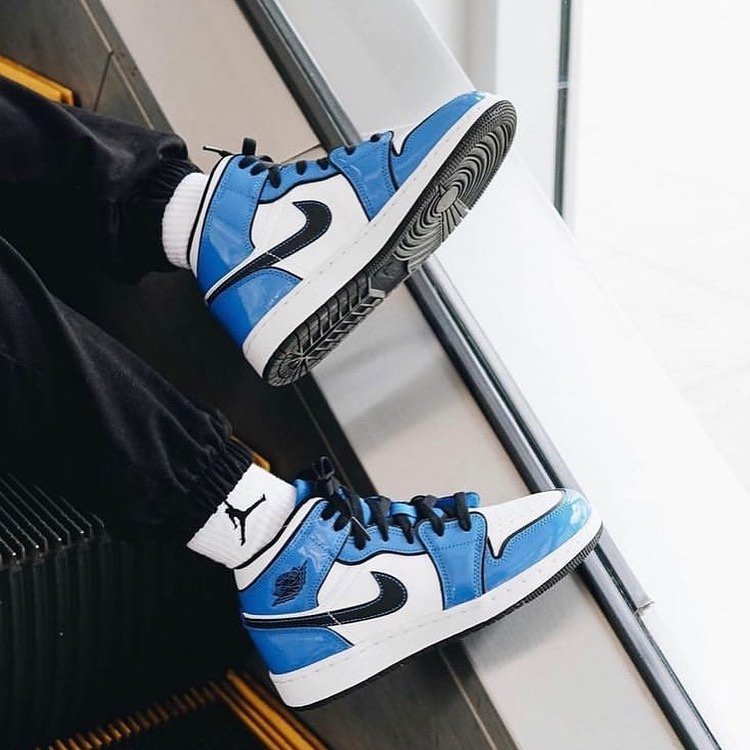 Air Jordan 1 Mid Signal Blue - הגשמת חלום האופנה שלך אצל ShoeSale! AIR JORDAN | ShoeSale