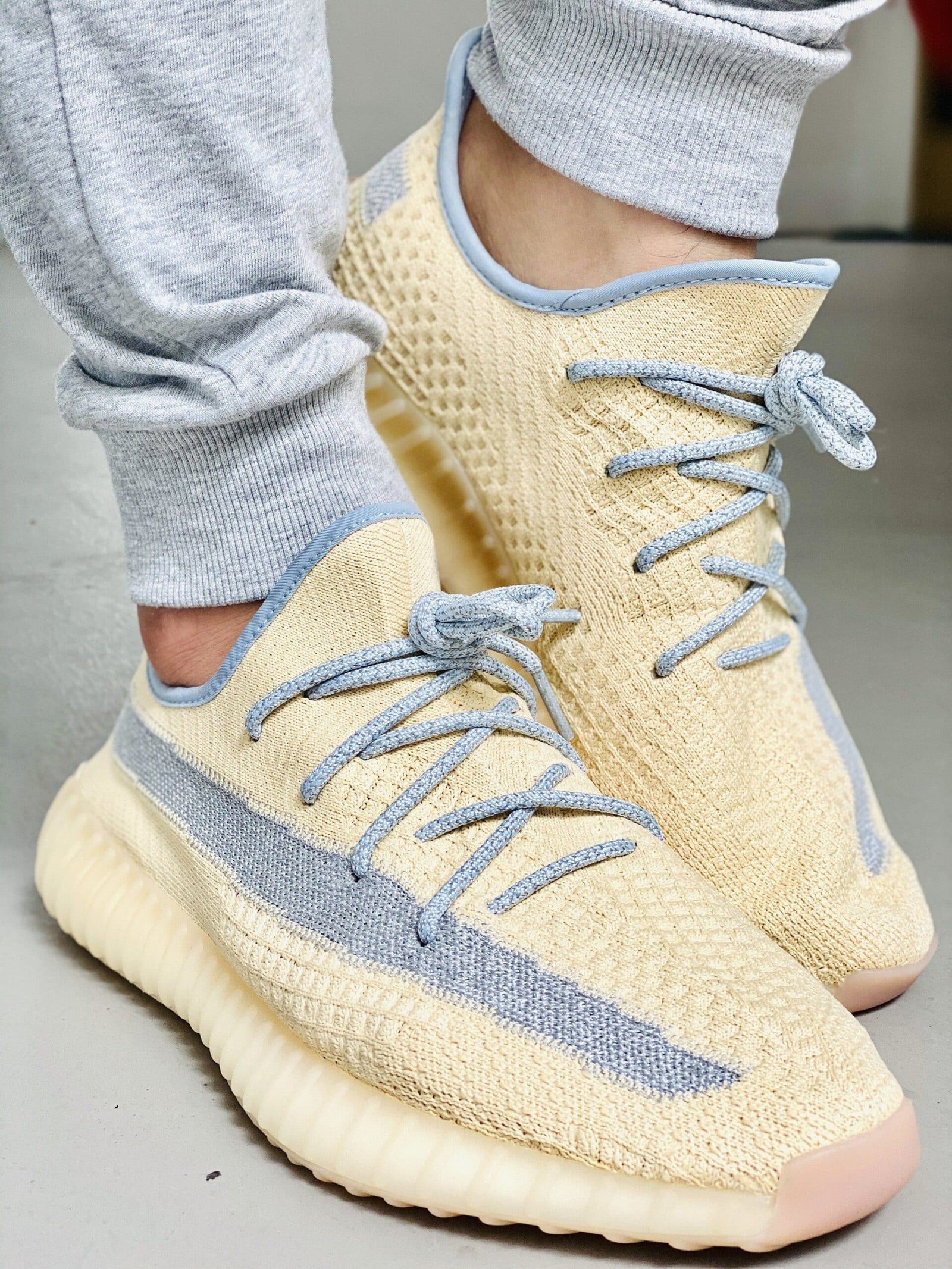 Yeezy Boost 350 V2 Linen - הנעל שכולן מדברות עליה! Yeezy | ShoeSale