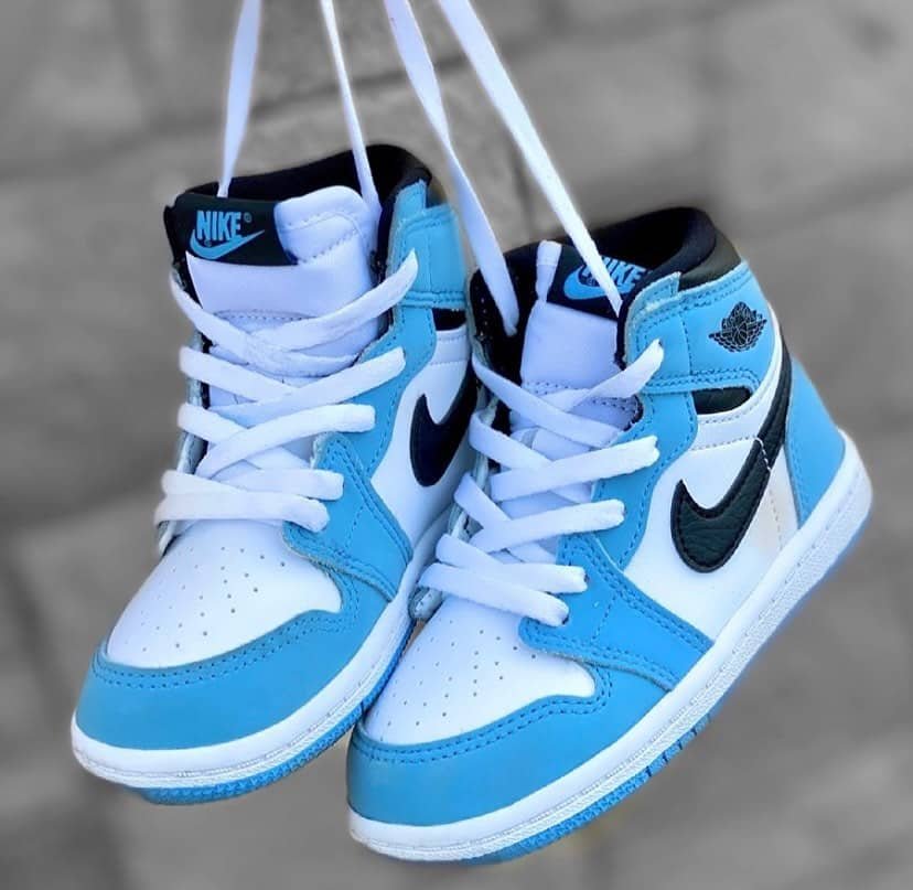 נעלי Air Jordan 1 High Kids University Blue - סטייל חסר תחליף! JORDAN KIDS | ShoeSale