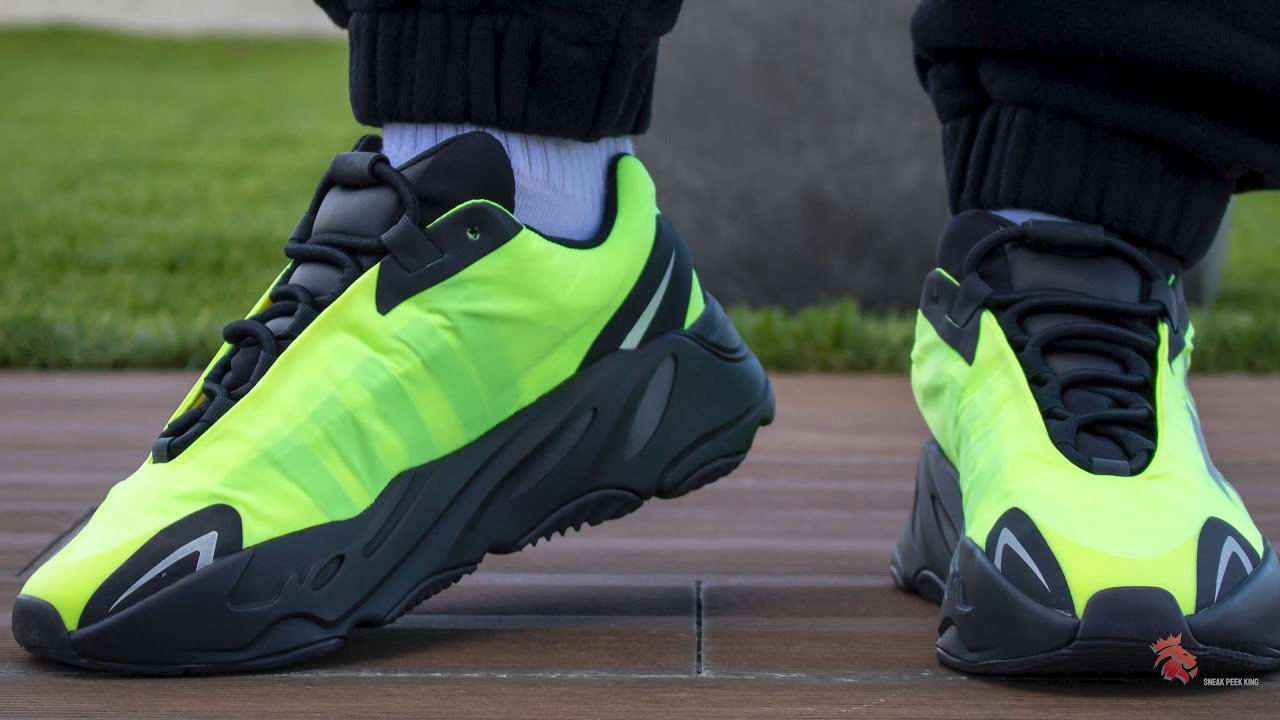 Yeezy 700 Mnvn Phosphor - מתכון מושלם לסטייל ואתלטיות Yeezy 700 | ShoeSale