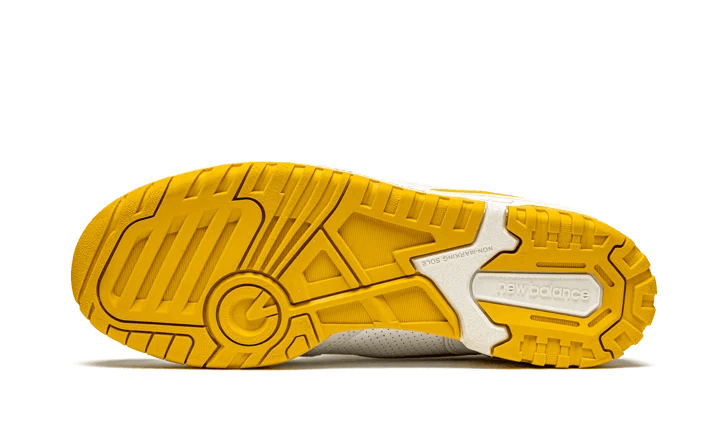 התחדשו עם New Balance 550 Sea Salt Varsity Gold – הטרנד שיכבוש את האופנה! NEW BALANCE | ShoeSale