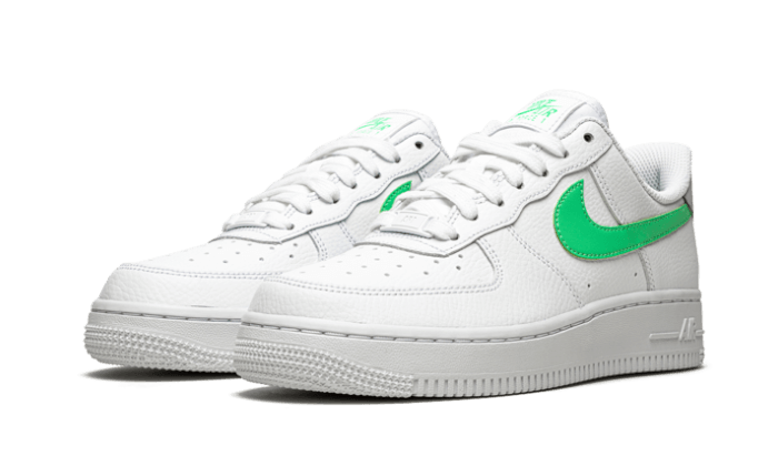 נעלי Air Force 1 Low ’07 Green Glow - ה-trend שיכניס אותך לאופנה! NIKE | ShoeSale