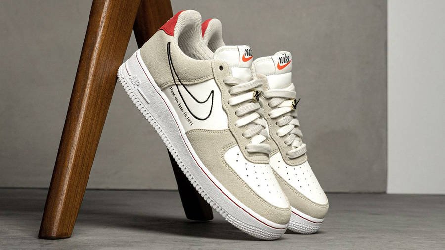 הנעל שמביאה את הסטייל שלך לשיא - Air Force 1 Low First Use Light Sail Red NIKE | ShoeSale