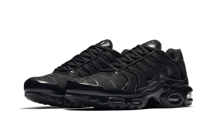 Nike Air Max Plus Triple Black - הנעל שזועקת סטייל NIKE | ShoeSale