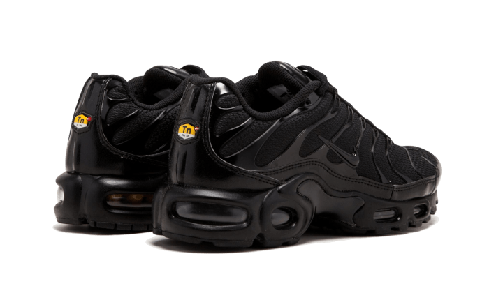 Nike Air Max Plus Triple Black - הנעל שזועקת סטייל NIKE | ShoeSale