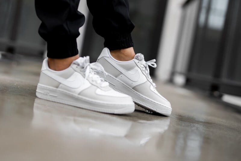 הכירו את Air Force 1 Low ’07 Light Bone Photon Dust – הטרנד המושלם לאופנת רחוב NIKE | ShoeSale
