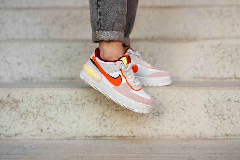 חזית הסטייל עם נייק אייר פורס 1 שדאו בצבעים Team Red Volt - רק ב-ShoeSale! NIKE | ShoeSale