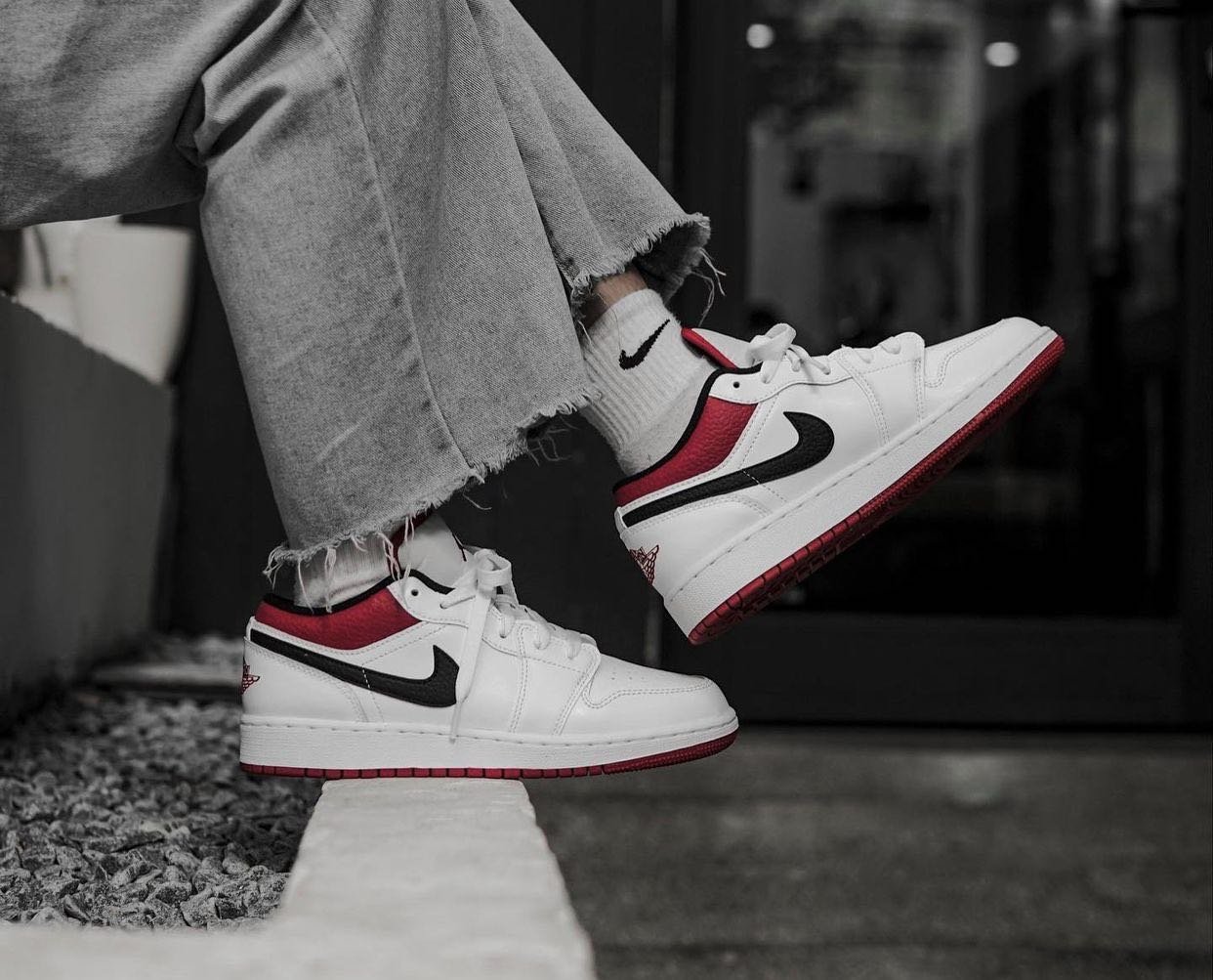 استمتع بסטייל בלתי מתפשר עם Air Jordan 1 Low White University Red Black AIR JORDAN | ShoeSale