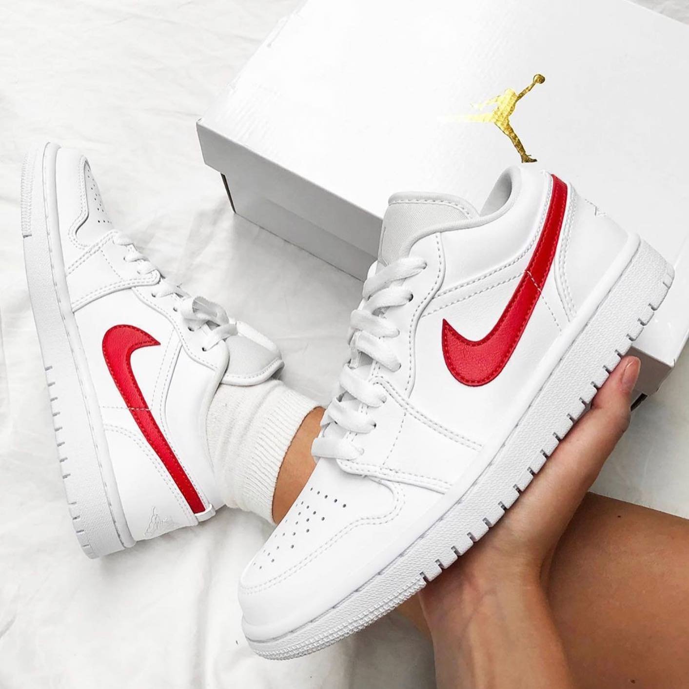סניקרס Air Jordan 1 Low White University Red – הסטייל המושלם לכל עונה! AIR JORDAN | ShoeSale