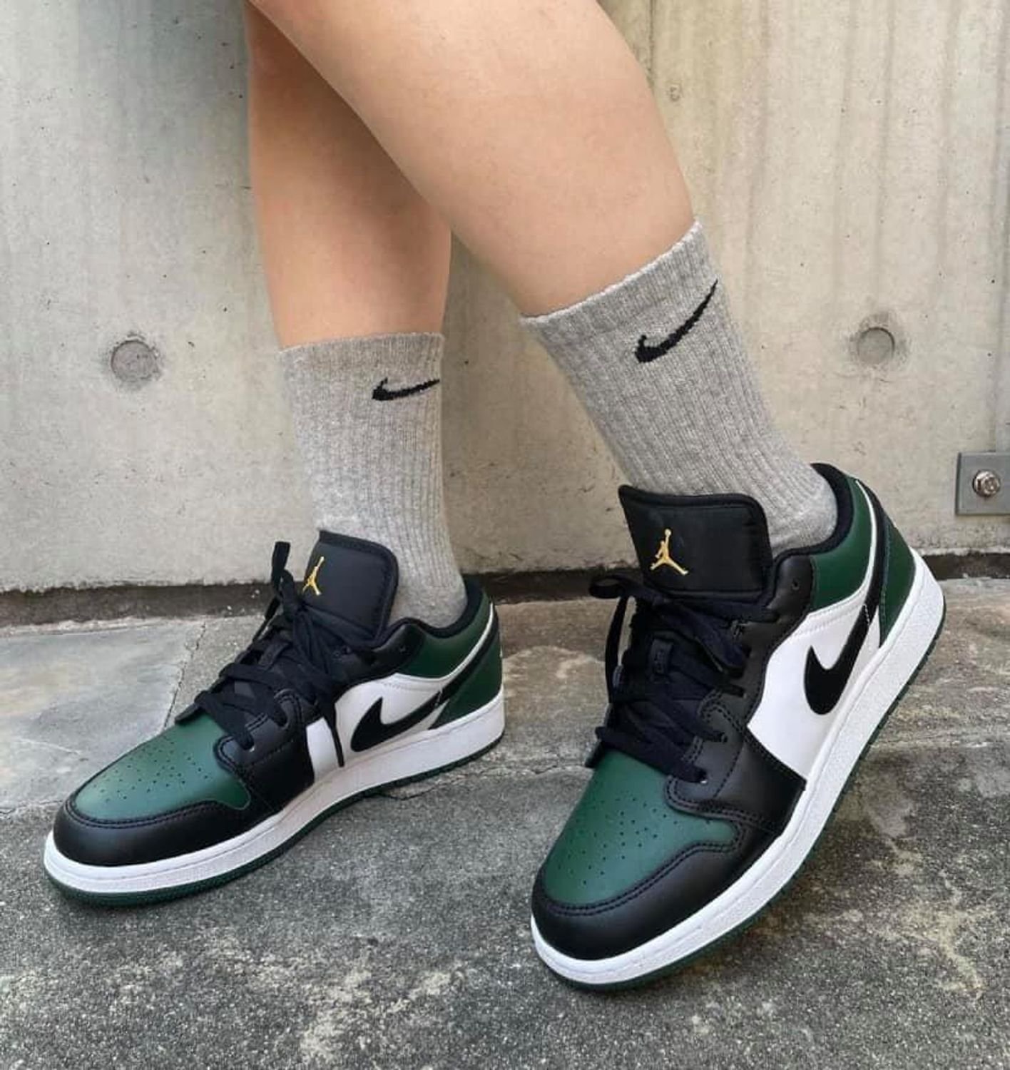 הכירו את Air Jordan 1 Low Green Toe - הטרנד החדש בשיא האופנה! הדגמים החמים | ShoeSale