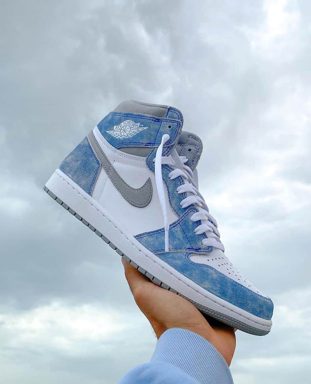 הכירו את Air Jordan 1 Retro High Og Hyper Royal - הדרך המושלמת לשדרג את הסטייל שלכם! הדגמים החמים | ShoeSale