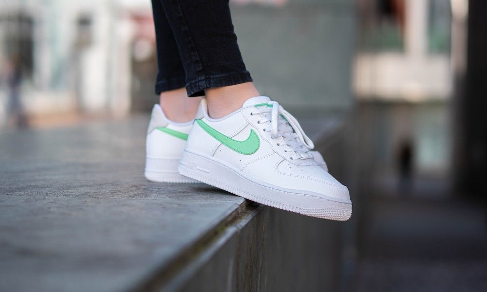 נעלי Air Force 1 Low ’07 Green Glow - ה-trend שיכניס אותך לאופנה! NIKE | ShoeSale