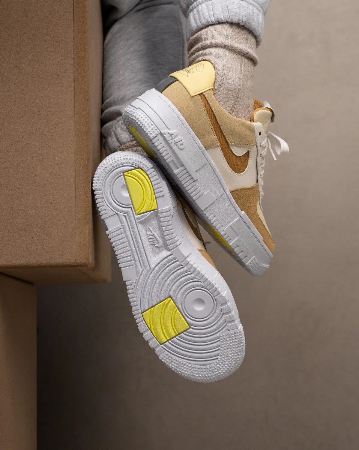 נעלי Air Force 1 Low Pixel Sail Tan - הסטייל החדש שלך! NIKE | ShoeSale