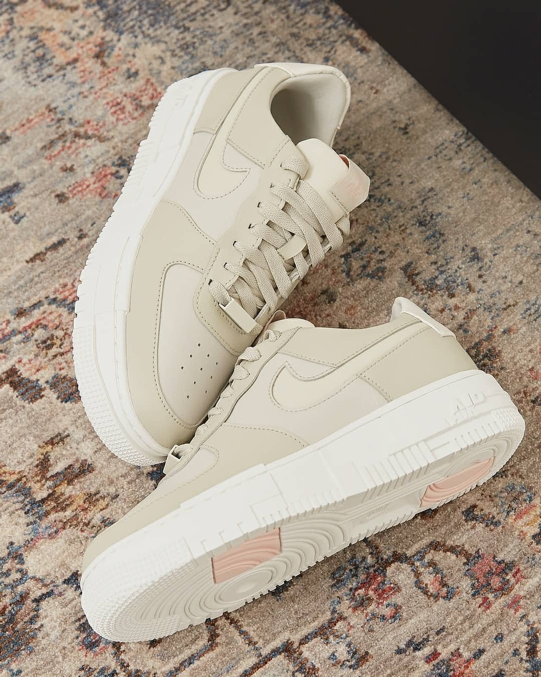 גלה את נעלי Air Force 1 Low Pixel Stone Bone Summit White - הטרנד הבא שלך! NIKE | ShoeSale